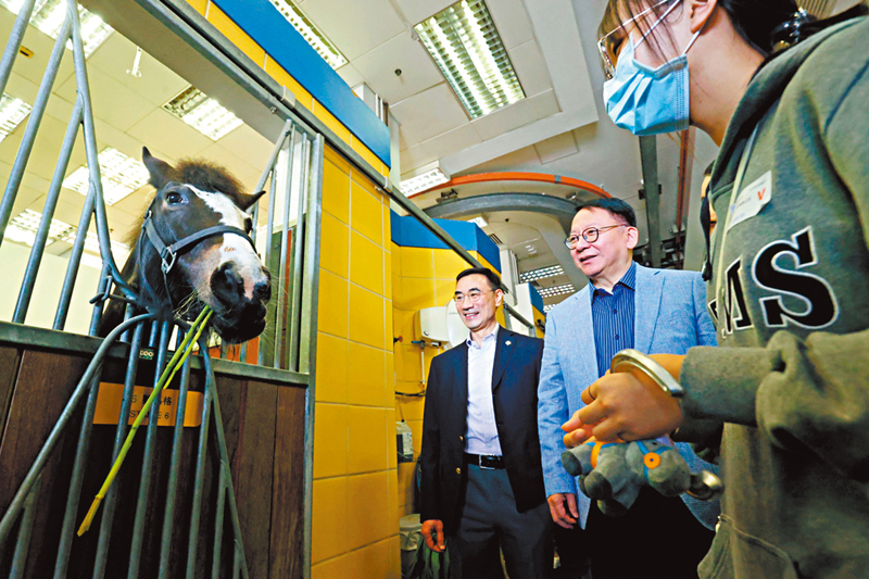 ◆利子厚（左）、陳國基（中）與學員交流互動，分享體驗。 