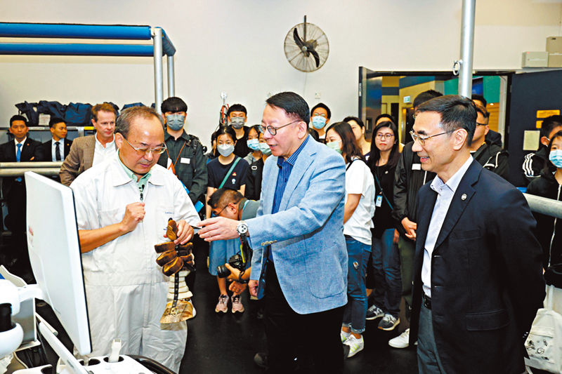 ◆陳國基與一眾友師學員聆聽獸醫解說醫院的服務 。