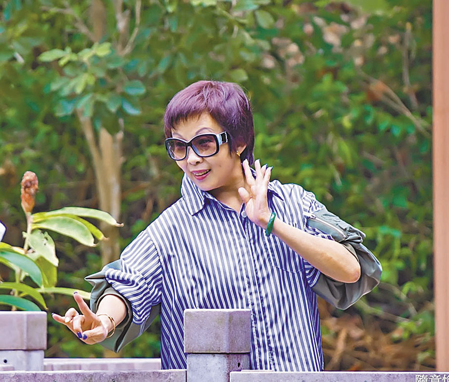 ◆陳銘英工花旦行當，日子久了，舉手投足都是花旦風采。