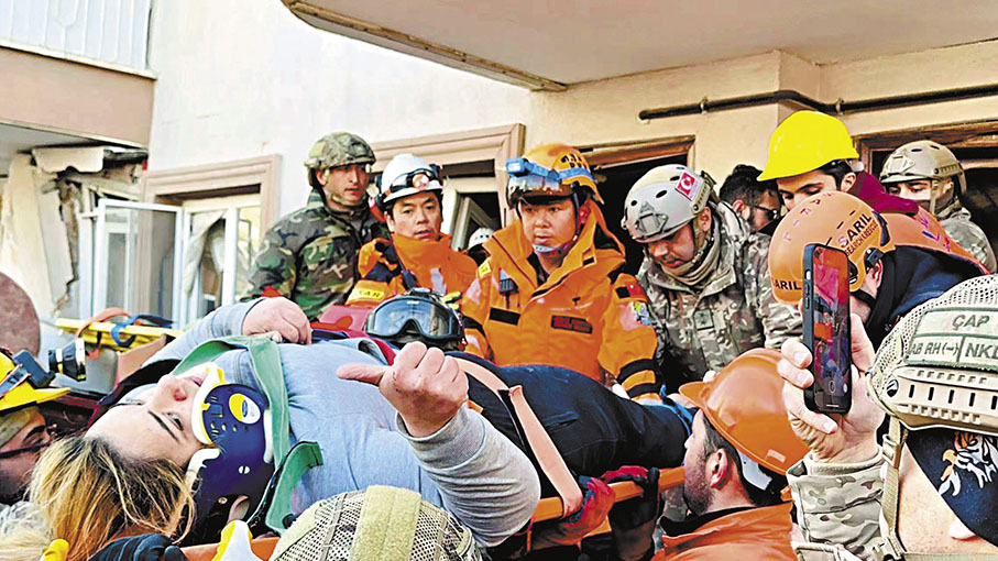 ◆公羊救援隊成功救出一戶家庭5名人員，母親在擔架上向救援人員伸出大拇指表示感謝。
