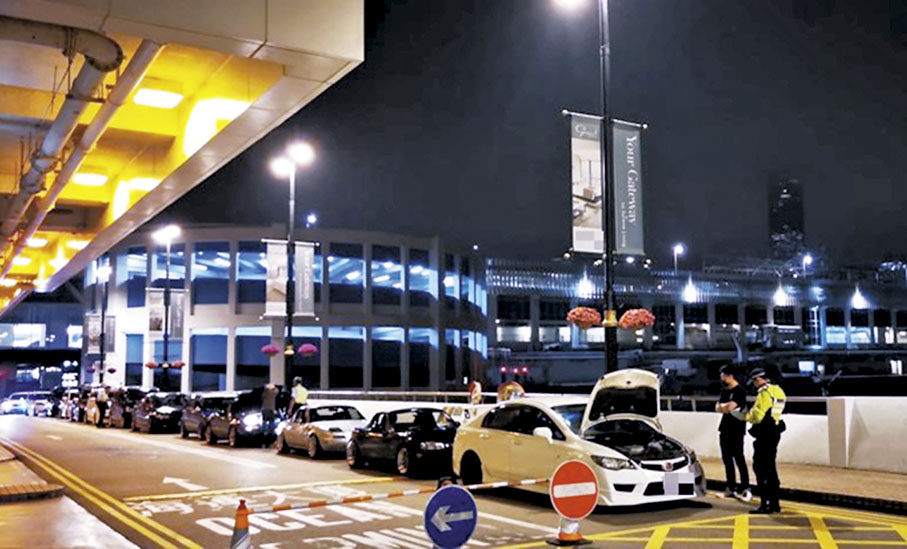 ◆警方在尖沙咀廣東道一停車場截查懷疑非法改裝車輛。 警方圖片