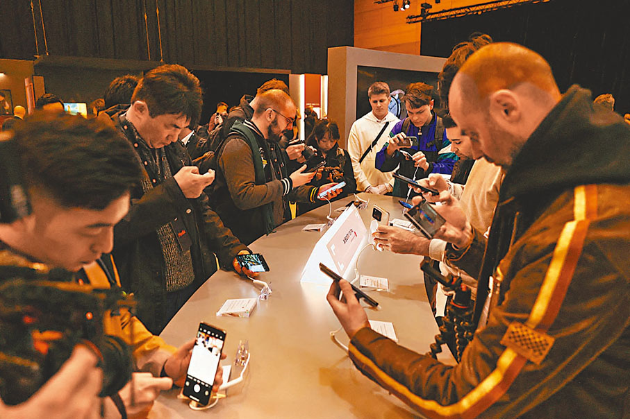 ◆今年MWC現場，內地品牌均展出其最新系列手機。