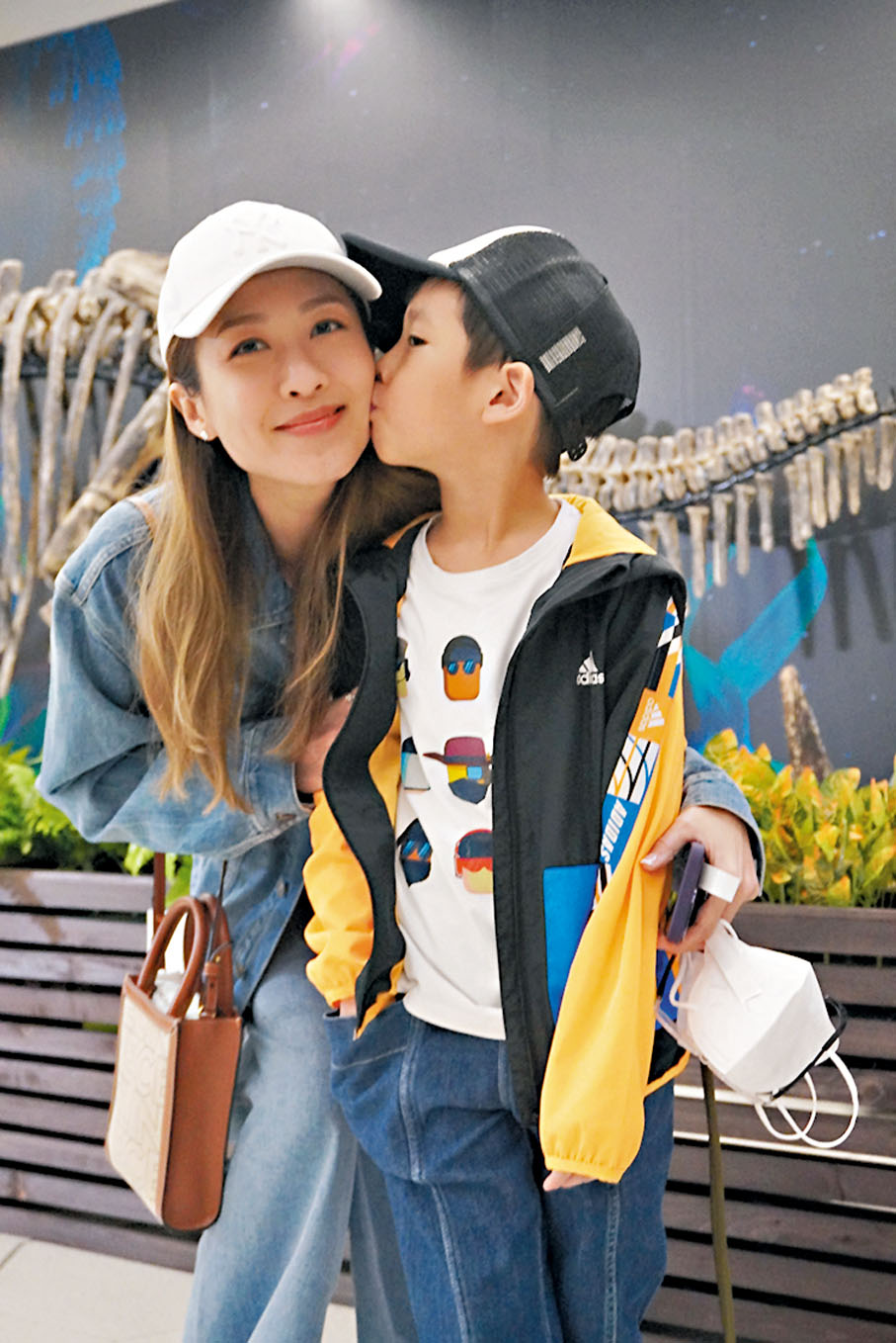 ◆ 陳敏之獲兒子一吻甜入心。