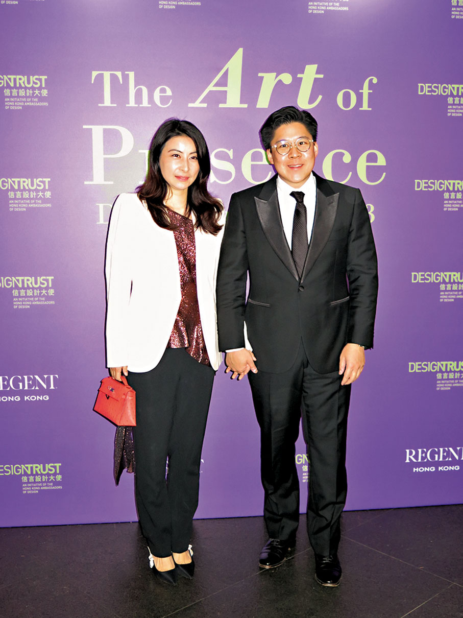 ◆ 霍啟剛與太太郭晶晶手拖手亮相。