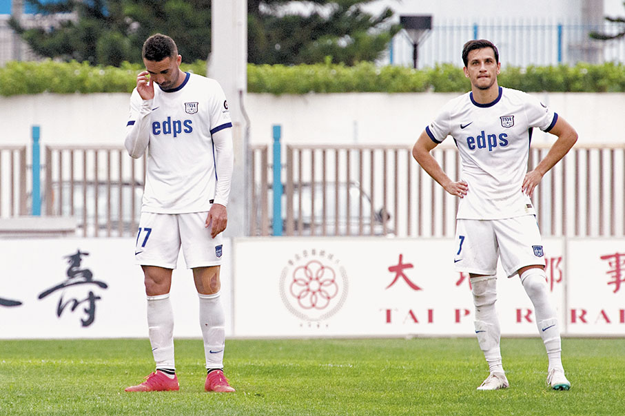 ◆傑志意外倒灶，費蘭度（左）及明加索夫一臉茫然。