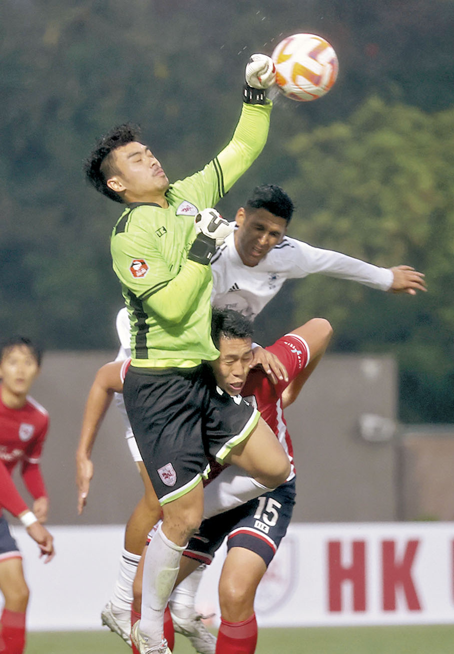 ◆香港U23門將雲天樂（綠衫）出迎化解港會埋門。