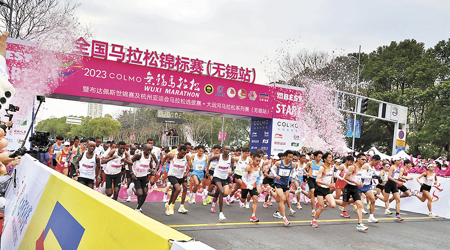 ◆ 數十名外籍精英選手參加無錫馬拉松。 香港文匯報記者陳旻  攝