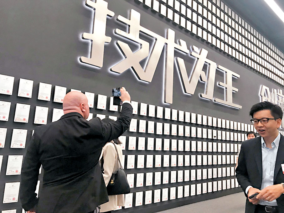 ◆ 比亞迪專利牆上，「技術為王，創新為本」大字十分醒目。