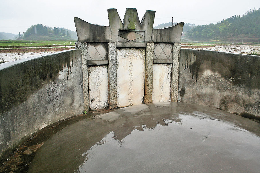 ◆馬家祖墓的漢白玉碑上，「英九」字樣清晰可辨。特約通訊員何歌勁  攝