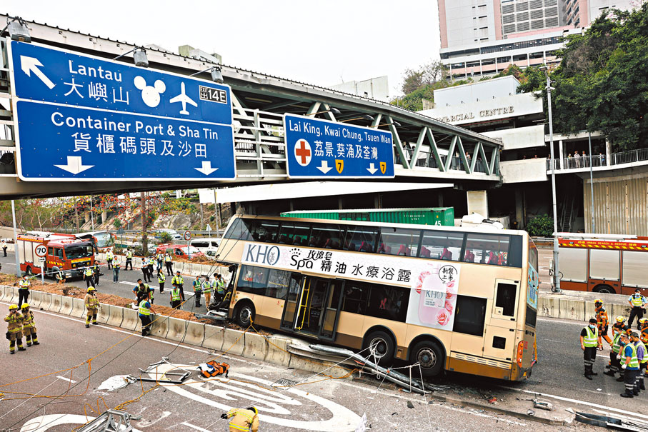 ◆失事雙層巴士半邊車身「騎」上石壆，車身向右傾側，搖搖欲墜。