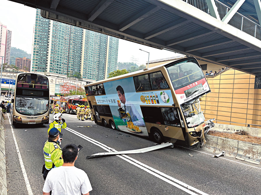 ◆失事雙層巴士半個車頭被削。
