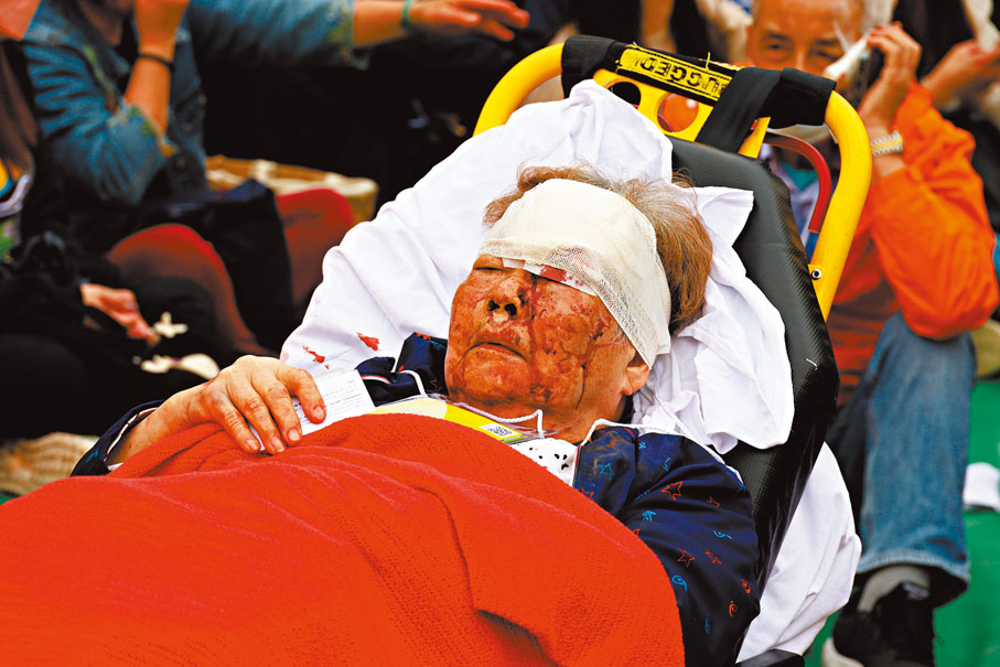 ◆其中一名撞傷頭部的女乘客送院救治。