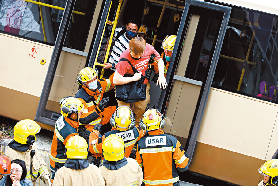 ◆消防坍塌專隊人員逐一救出被困巴士乘客。