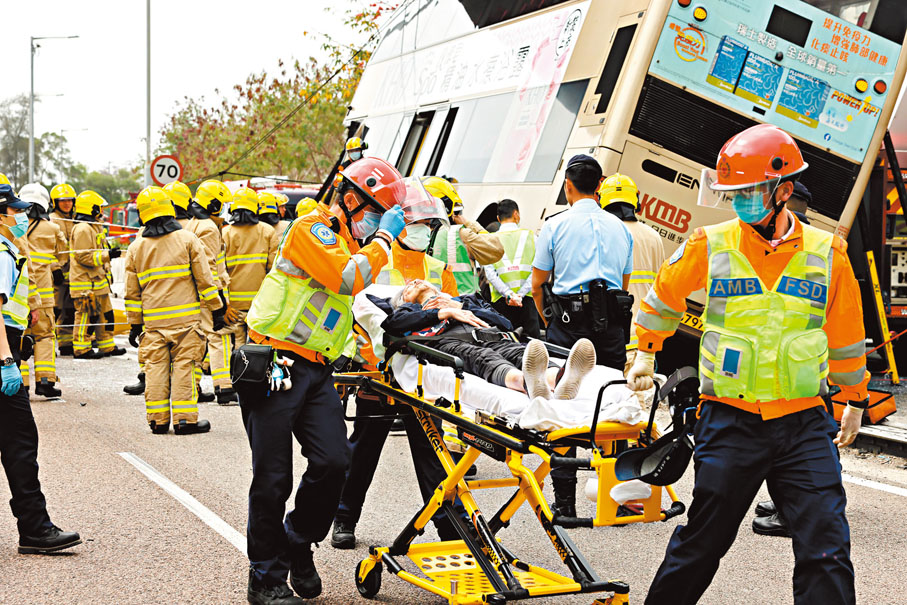 ◆一名受傷的長者乘客要用擔架床送院治理。