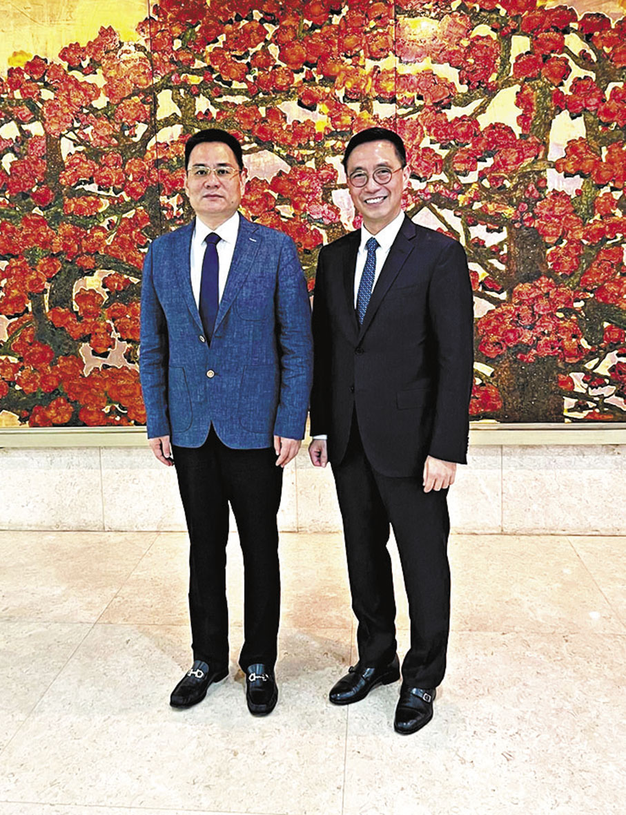 ◆楊潤雄（右）昨日在廣州與廣東省文化和旅遊廳廳長李斌（左）會面。