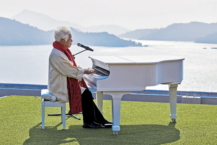 ◆胡德夫在日月潭邊唱《橄欖樹》。