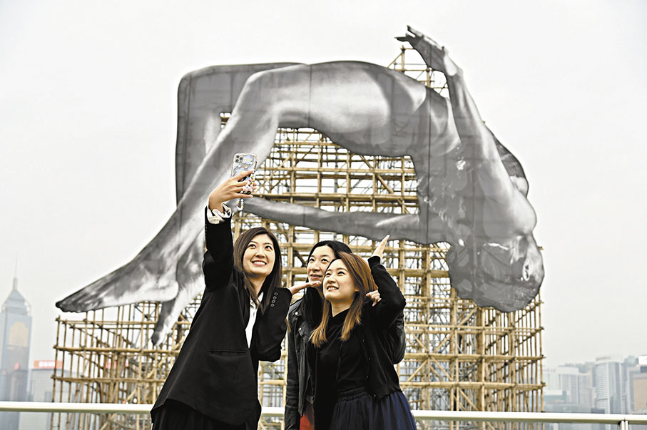 ◆「GIANTS: Rising Up」公共藝術裝置吸引觀眾打卡。