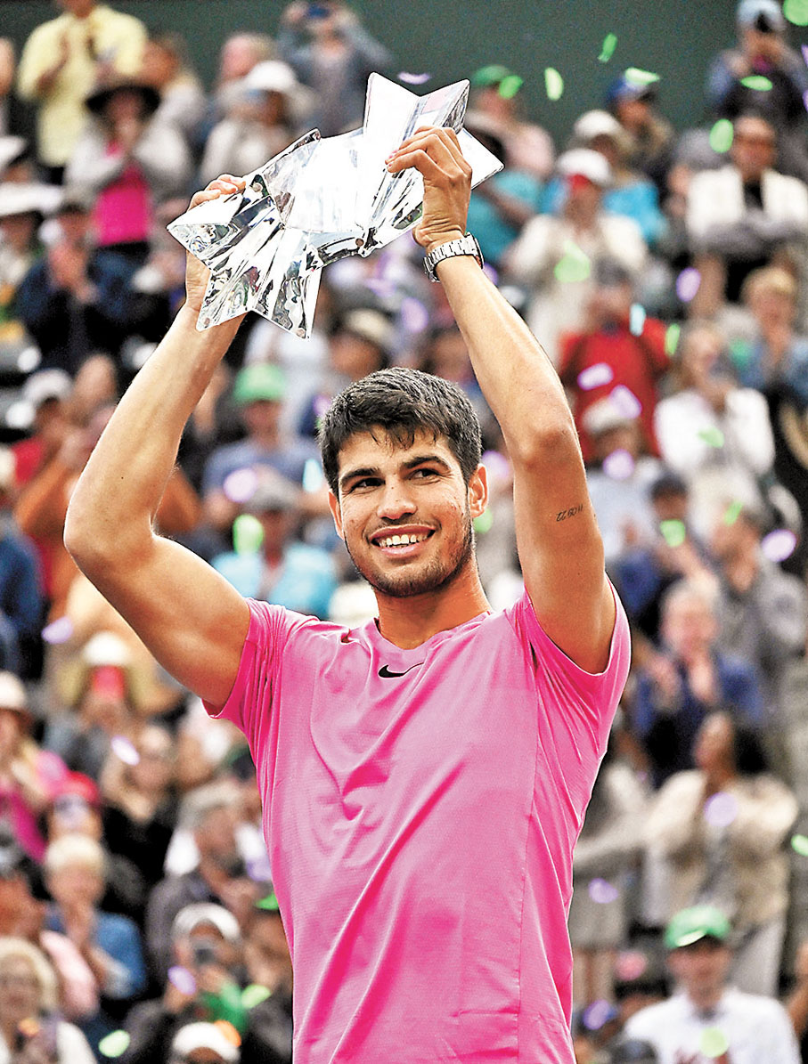 ◆艾卡拉斯高舉獎盃。  路透社