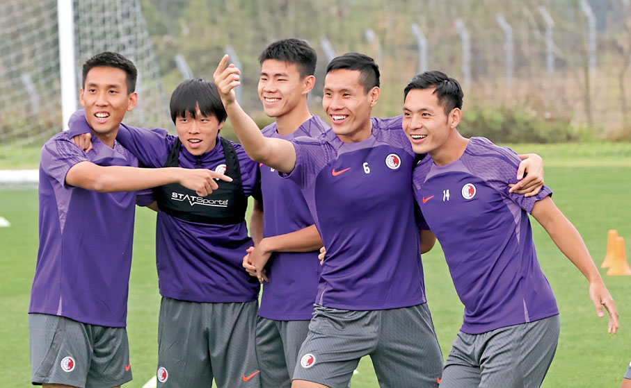 ◆梁冠聰（右一）及梁諾恆（右二）成為大港腳後，兩兄弟首次「合體」。