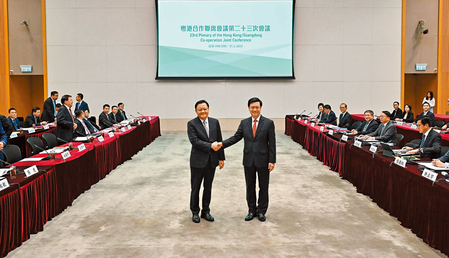 ◆行政長官李家超昨日率領港方代表團在政府總部出席粵港合作聯席會議第二十三次會議。圖為李家超（右）與廣東省省長王偉中（左）在會議前握手。