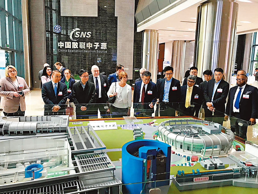 ◆參訪團了解中國散裂中子源的建設和規劃情況。香港文匯報記者敖敏輝  攝