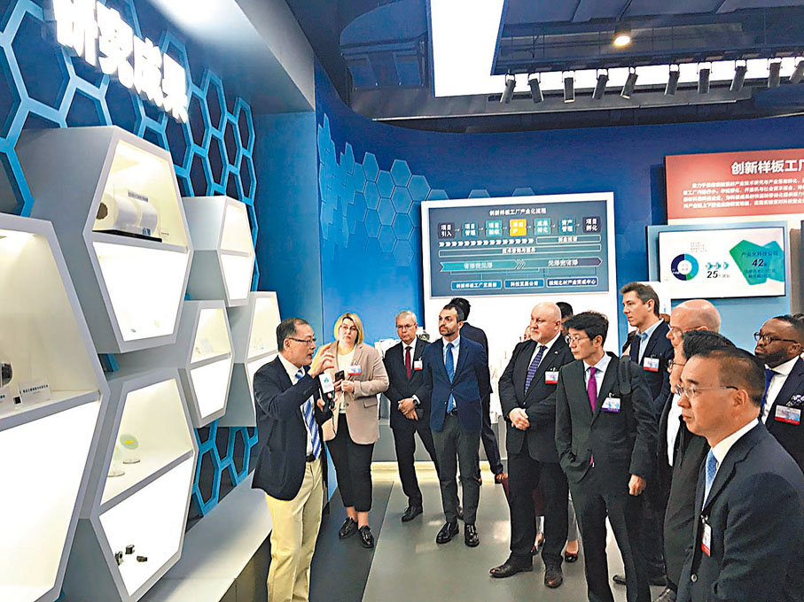 ◆松山湖材料實驗室常務副主任陳東敏向參訪團介紹科研和成果轉化情況。香港文匯報記者敖敏輝  攝