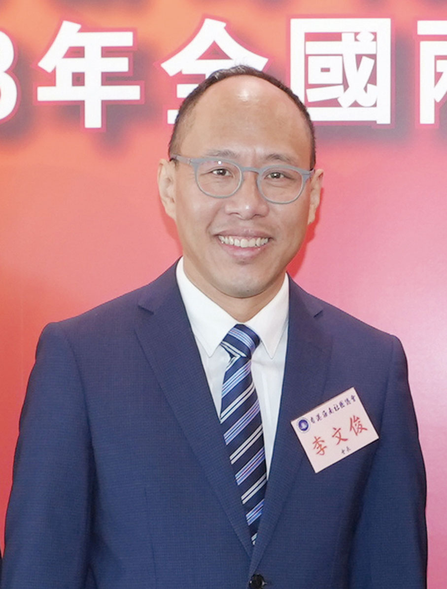 ◆全國政協委員、香港海南社團總會會長李文俊表示，香港背靠祖國可以大展身手，在「愛國者治港」的社會基礎上，要更加奮力發展。