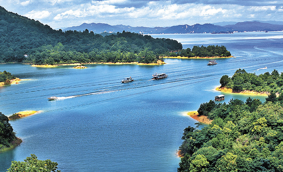 ◆位於廣東河源的新豐江水庫，是華南地區最大的人工湖，以水域壯美、水質純美、水性恬美、水色秀美而著稱，又因處處皆綠、四季皆綠，被人們稱為「萬綠湖」。這裏也是供港水源地。 香港文匯報河源傳真