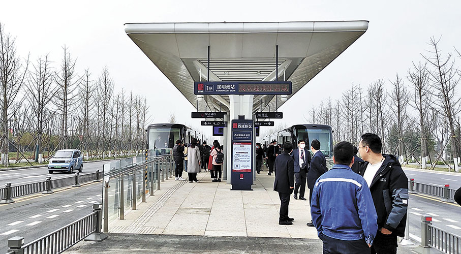 ◆西北首條智軌線路採取雙線運行，快捷方便。 香港文匯報記者李陽波  攝
