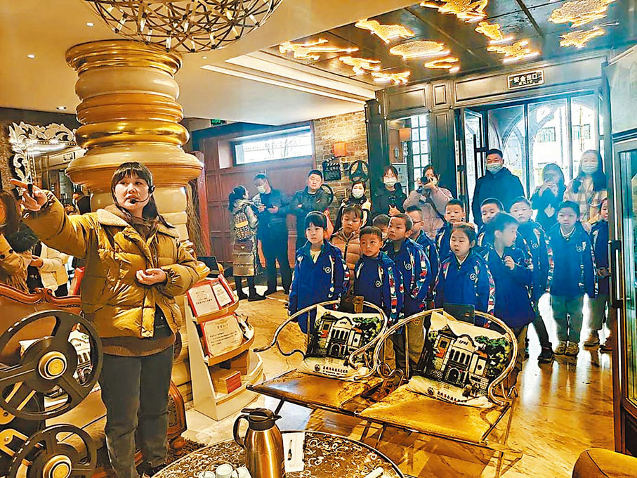 ◆小廣寒電影博物館的講解員正在為小朋友們講解文物歷史。 網上圖片