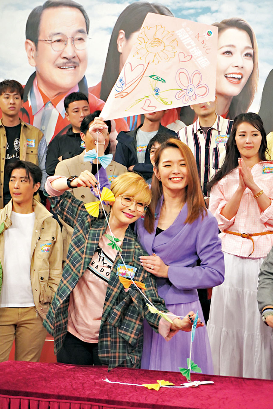 ◆ 湯盈盈與呂慧儀開心展示自製的手繪風箏。