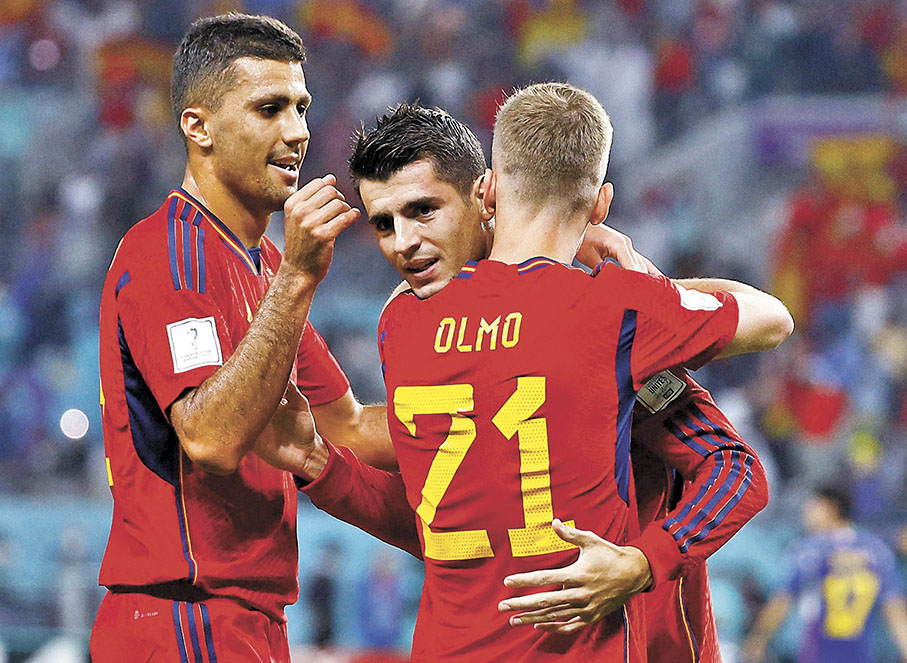 ◆艾華路莫拉達(中)在前場爭取入球，西班牙亦要務求有洛迪卡斯簡迪(左)等守將力保大門不失。  資料圖片