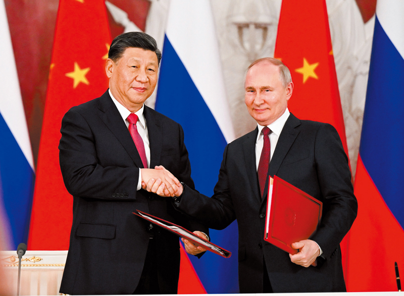 ◆當地時間3月21日下午，國家主席習近平在莫斯科克里姆林宮同俄羅斯總統普京舉行會談。這是會談後，兩國元首共同簽署《中華人民共和國和俄羅斯聯邦關於深化新時代全面戰略協作夥伴關係的聯合聲明》和《中華人民共和國主席和俄羅斯聯邦總統關於2030年前中俄經濟合作重點方向發展規劃的聯合聲明》。 新華社