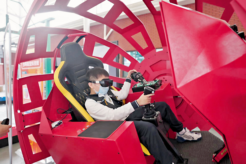 ◆學生體驗VR飛行模擬器。香港文匯報記者胡若璋 攝