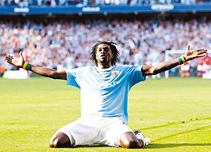 ◆艾迪巴約在2009年9月倒戈阿仙奴的跪滑慶祝成了經典。  資料圖片