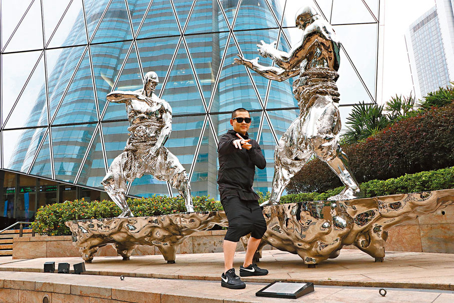 ◆ 藝術家任哲在自己的作品《雲端》前一顯身手。香港文匯報記者北山彥 攝