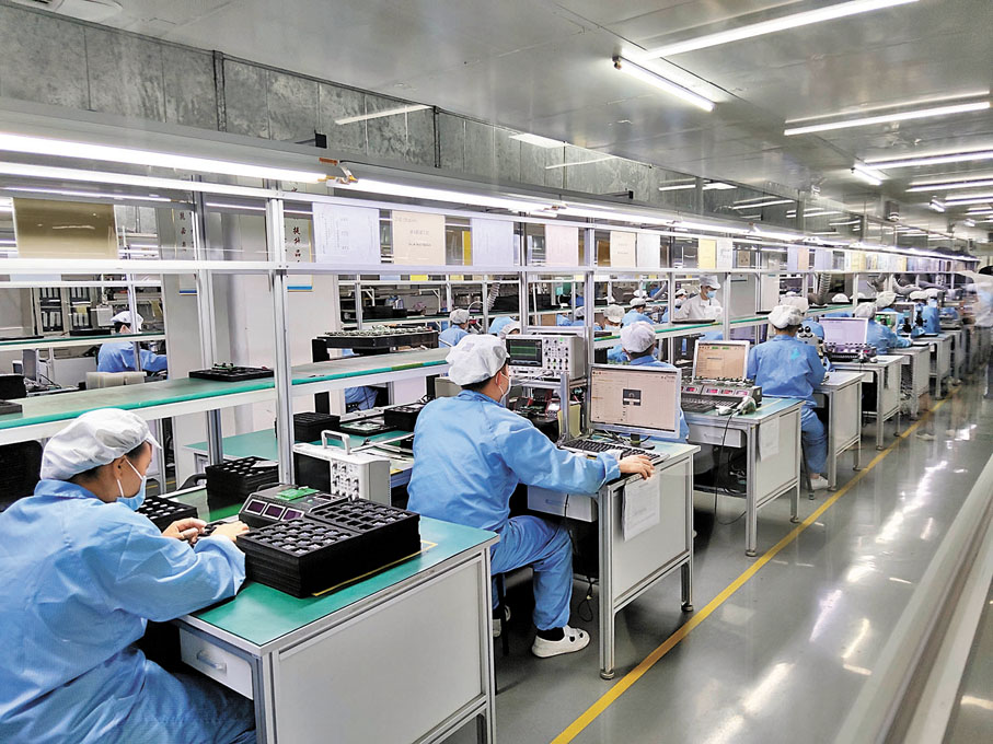 ◆ 與傳統工廠的「流水線」不同，東莞大普通信車間內的員工單人單桌，坐在各種檢測儀器和電腦前對通信核心部件進行操作，更像在辦公室內「坐班」。 香港文匯報記者盧靜怡  攝