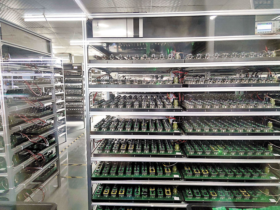 ◆大普通信主要生產高端芯片、時鐘模組等通信時頻及射頻器件。圖為其生產的部件在密閉車間內小心保管。香港文匯報記者盧靜怡  攝