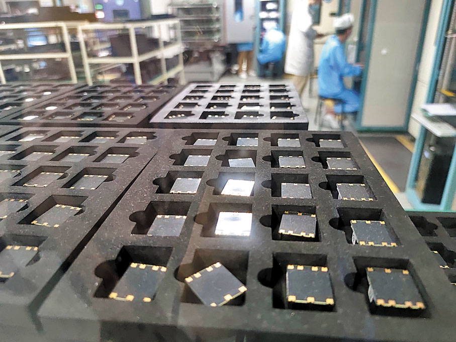 ◆大普通信所生產的5G時鐘芯片產品。 香港文匯報記者盧靜怡  攝