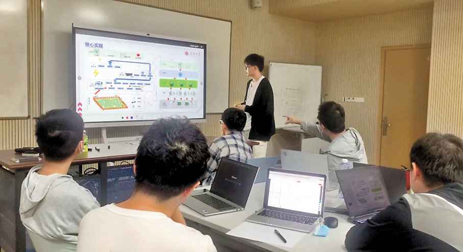 ◆學生們分為硬件、前端、後端、算法四個組推動項目落地。圖為算法組在商量調整優化算法。