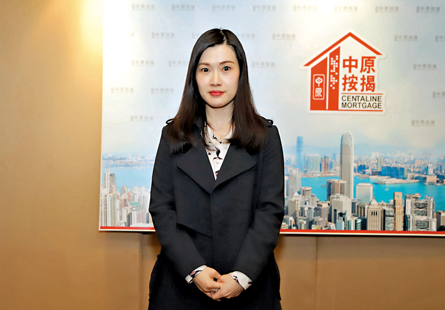 中原按揭董事總經理王美鳳：預期美國加息周期將於今年5月或之前見頂，本港加息周期很大機會已見頂完結，料年內按息仍處於3厘多水平。是次大型銀行決定維持P不變令按息維持平穩低水平，可為樓市進一步帶來正面支持。