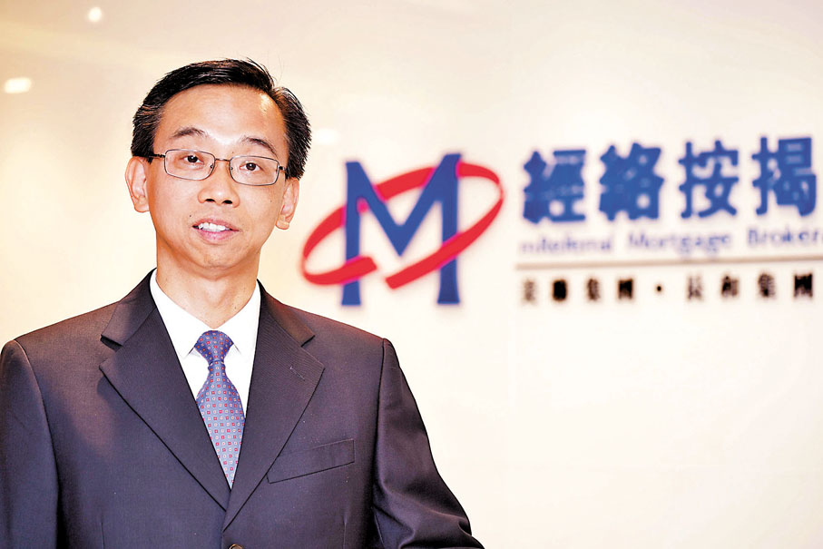 經絡按揭轉介首席副總裁曹德明：滙豐宣布P維持不變，相信根據自身資金狀況以及公司策略等因素而作出此決定，並預視本港加息周期或見尾聲。仍需留意美國未來通脹有否顯著回落，因美國仍有條件以加息降低通脹，但料美加息周期或年內見頂。