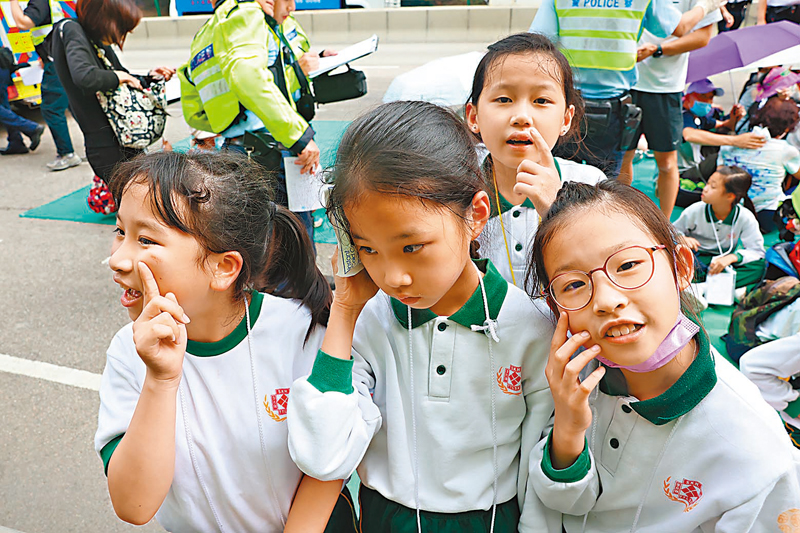 ◆受傷女童展示自己的傷勢，一人仍手持冰袋掩住面頰。 香港文匯報記者劉友光  攝