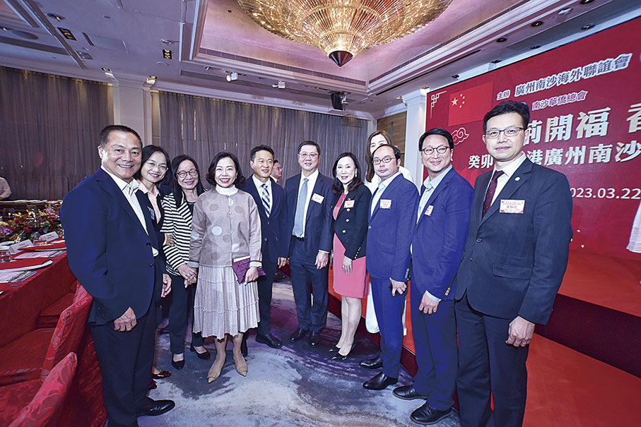 ◆謝偉（左五）、阮曉紅（左二）、麥美娟（左四）、陳麗芳（右四）、吳秋北（右一）、鄧家彪（右二）、張廣軍（左一）、黃俊康（右五）、李鳳琼（左三）、方俊文（右三）合影。