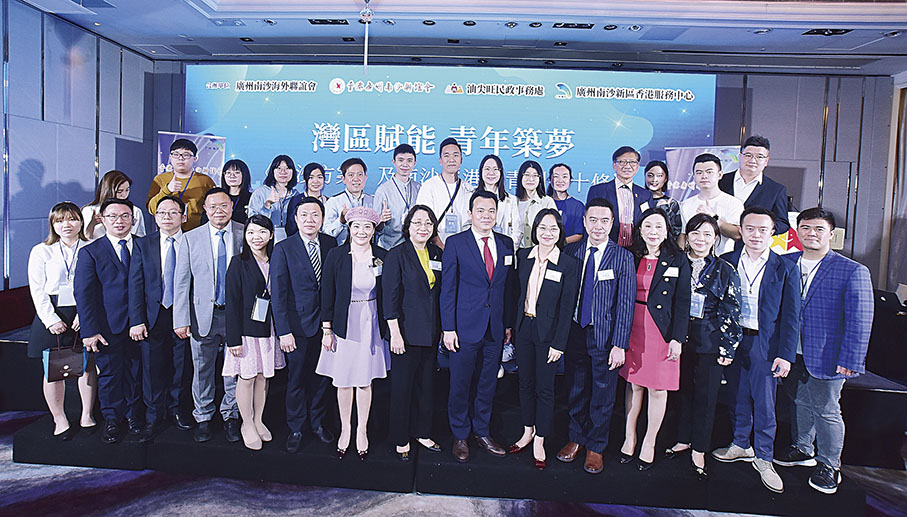 ◆陳麗芳、易秉暉陪同祝小東、阮曉紅、余健強與一眾青年交流合照。