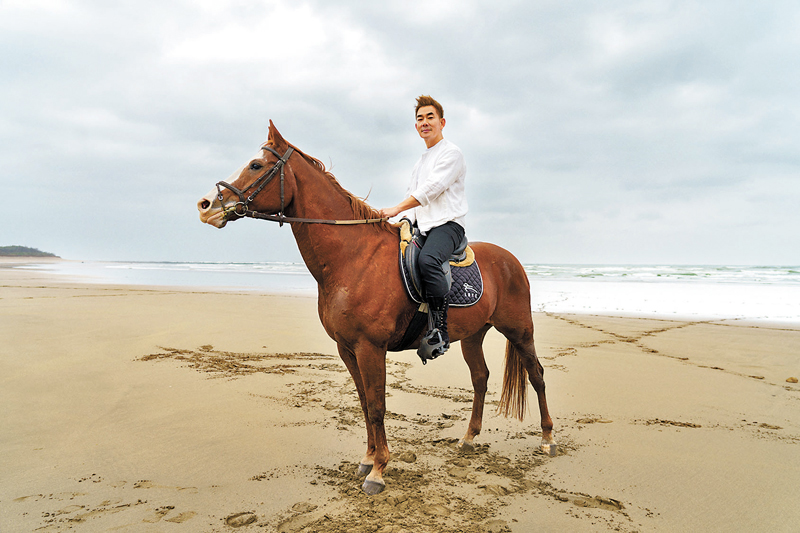 ◆任賢齊獲安排騎上駿馬拍MV。