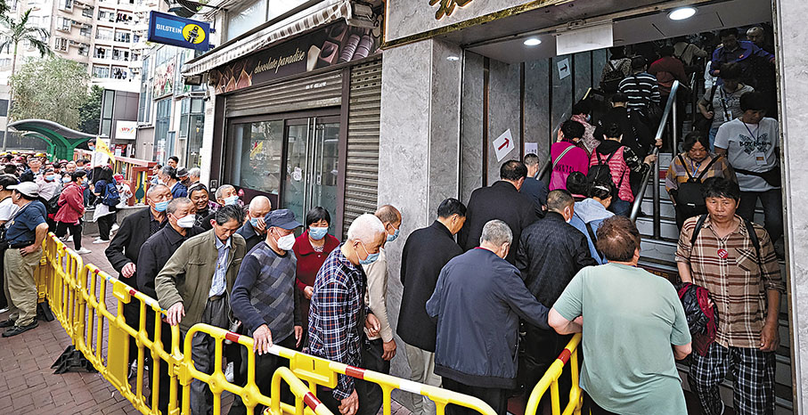 ◆內地旅客近日逼爆土瓜灣，旅客湧往崇安街一家餐廳，人流塞爆行人路。 