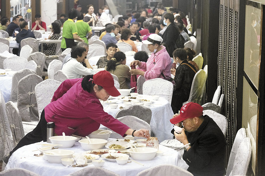 ◆ 酒樓接待內地旅客。 香港文匯報記者涂穴  攝