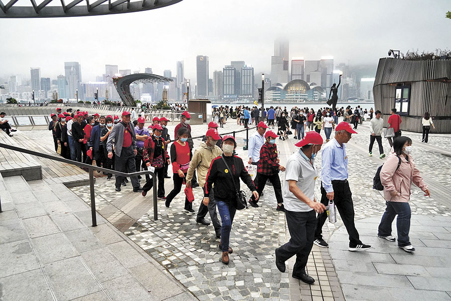 ◆ 香港的接待能力備受考驗，當務之急是做好旅行團質量把關。圖為內地旅行團於尖沙咀觀光。 香港文匯報記者曾興偉  攝