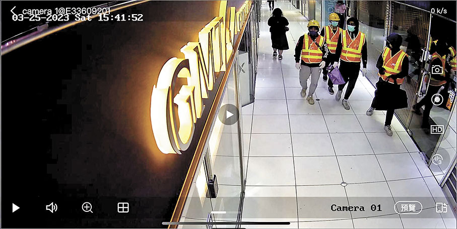 ◆4名打劫錶行的南亞裔匪徒打扮成地盤工人進入商場。 閉路電視截圖